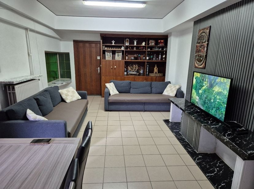 Instapklaar appartement gelijkvloers gelegen in het centrum.  Bestaande uit living, keuken (kasten, enkele inox afwasbak, elektrisch fornuis, microgol