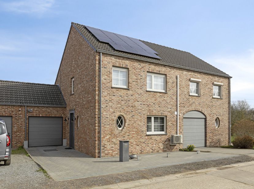 Deze moderne en instapklare woning, gebouwd in 2012, is gelegen op een gunstige locatie vlakbij het centrum van Lubbeek en combineert comfort, energie