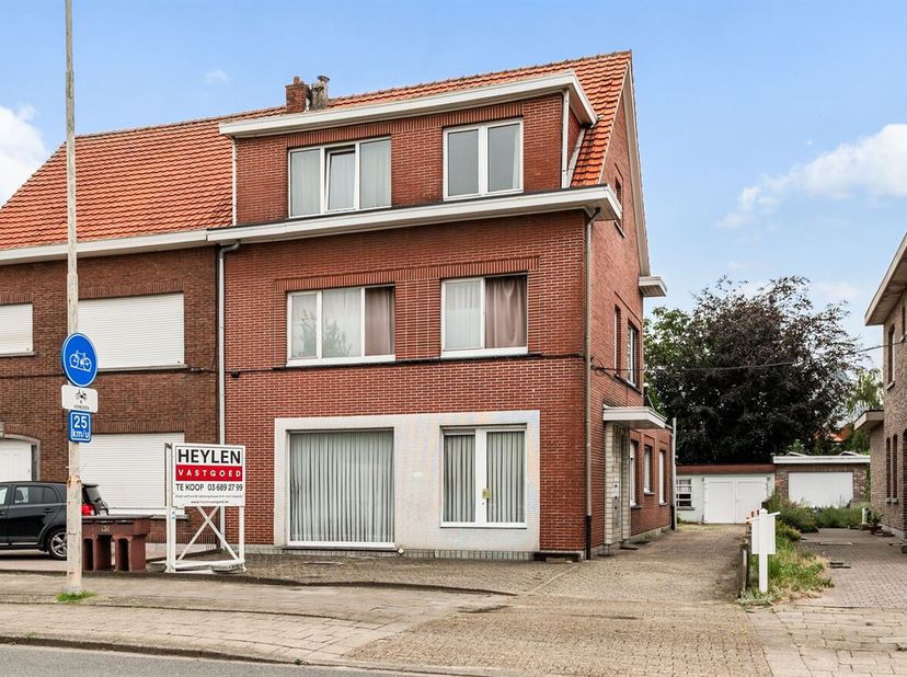 Immeuble de rapport à rénover, avec des fondations solides<br />
Situation : au coeur de Schoonbroek, à proximité de l'autoroute, centre d'Ekeren acce