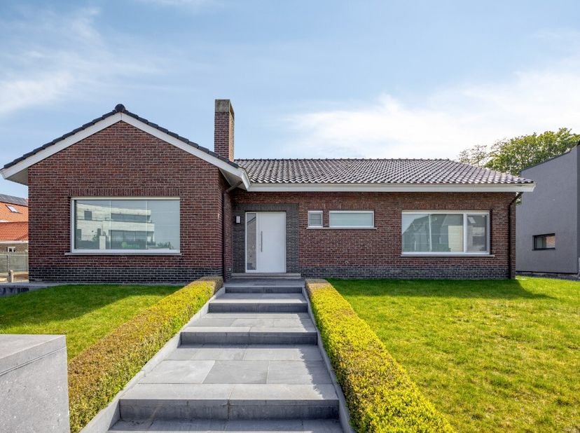 Instapklare villa op een ruim perceel van 1.294 m² in Sint-Eloois-Vijve Deze alleenstaande villa combineert ruimte, comfort en een centrale ligging op