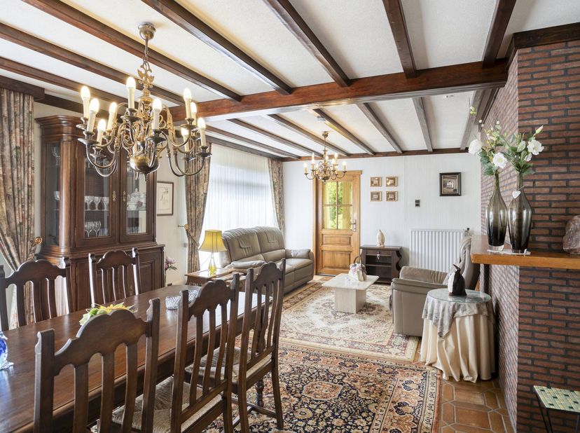 De woning is gelegen op een mooi perceel van 11a45ca en beschikt over 3 slaapkamers, een badkamer, kelder, bergruimte en een ruime garage. De praktisc