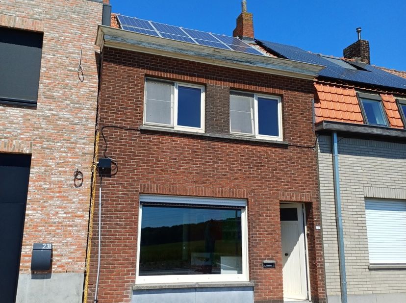 Deze woning is beschikbaar.<br />
Gezellige gezinswoning gelegen in de groene long rond Kortrijk te Bellegem, ook wel het Toscane van Kortrijk genoemd