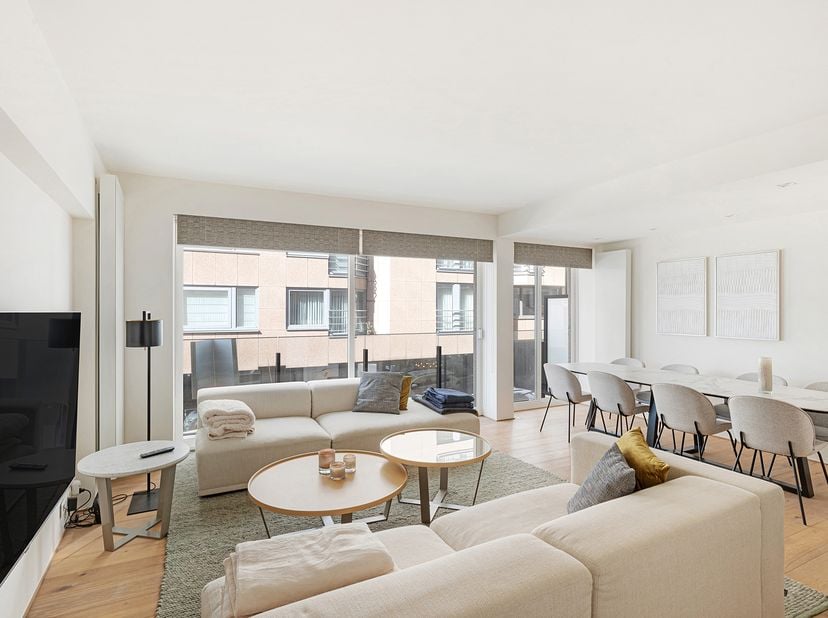 Cet appartement moderne avec vue latérale sur la mer est idéalement situé, à proximité des commerces de la Kustlaan et à quelques pas de la plage et d