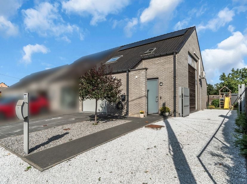 In een rustige en groene omgeving in Koersel bevindt zich deze verzorgde halfopen gezinswoning, gebouwd in 2008 en gelegen op een perceel van 302 m².
