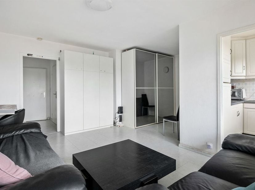 Gelegen in het rustige Koningin Fabiolapark geniet dit appartement van een groene en aangename woonomgeving, terwijl het centrum van Sint-Niklaas zich