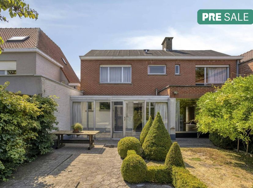 Cette maison est proposée en prévente. Le samedi, entre 10 h et 12 h, vous pouvez visiter cette maison à vendre à Roulers sur rendez-vous et faire une