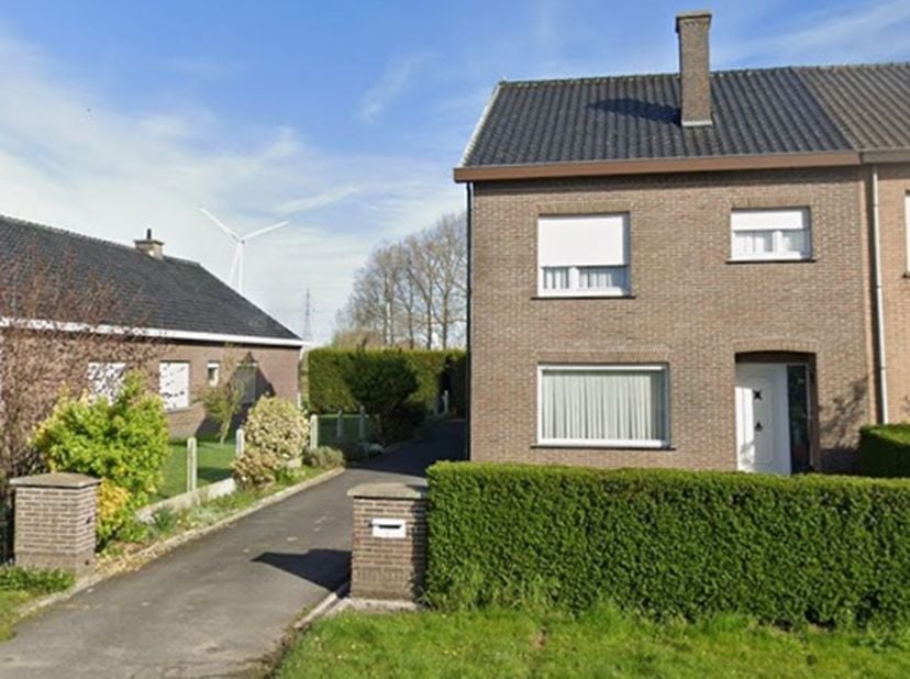 Deze zeer nette half open bebouwing heeft alles wat een gezin nodig heeft om comfortabel en rustige te kunnen genieten van een thuis. Via de inkomhal