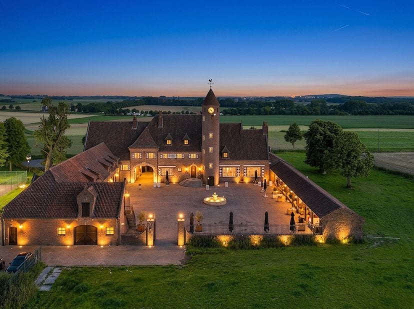 Uitzondelijk en atypisch, zijn de kenmerken van dit elegant eigendom, uitgestrekt op maar liefst 17000m², met 700m² woonbaar. Ze biedt mooie en enorme
