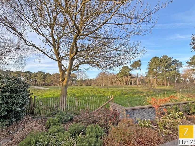 Située dans un environnement privilégié, cette magnifique villa bénéficie d’un jardin offrant une vue directe sur le Royal Zoute Golf Club. La proprié