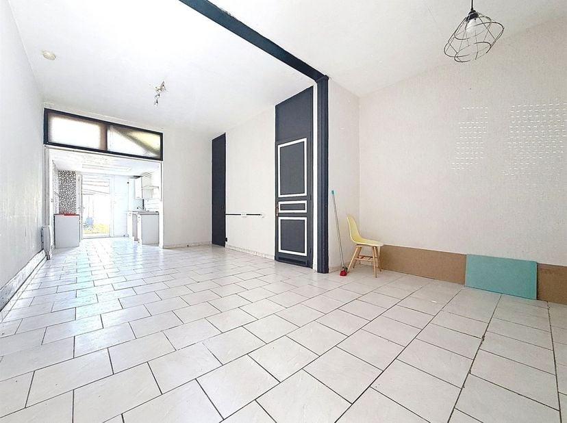 Maison à rénover située à Mouscron<br />
Celle-ci se compose d'un living, d'un espace cuisine non-équipée ainsi d'une salle de bains avec wc.<br />