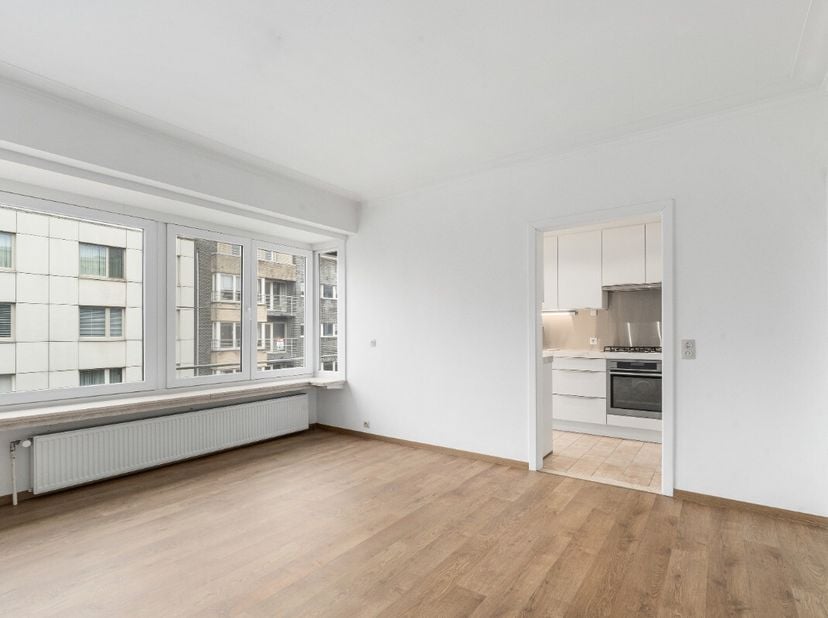 Ce spacieux appartement traversant est situé sur lAlfons Pieterslaan à Ostende, à quelques pas du centre-ville et à proximité dun parc, de lhôpital et