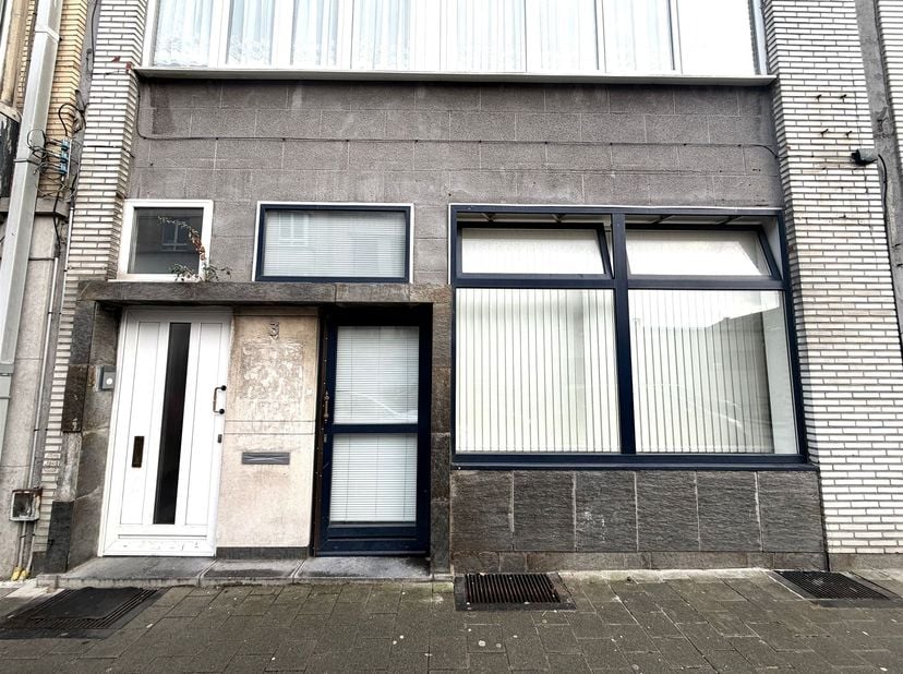 Immeuble commercial de 117 m² à rafraîchir sur un excellent emplacement !<br />
 Situation : Cet immeuble commercial spacieux bénéficie d'une situati