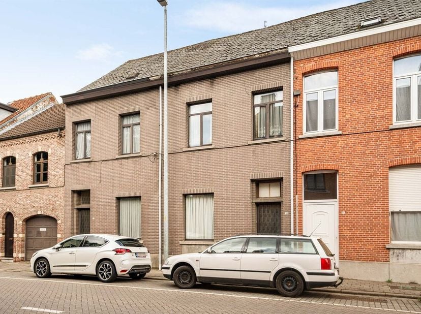 Te renoveren woning met 2 slaapkamers in het centrum van Herentals! <br />
Locatie: Gelegen vlakbij de Grote Markt, in het centrum van Herentals met a