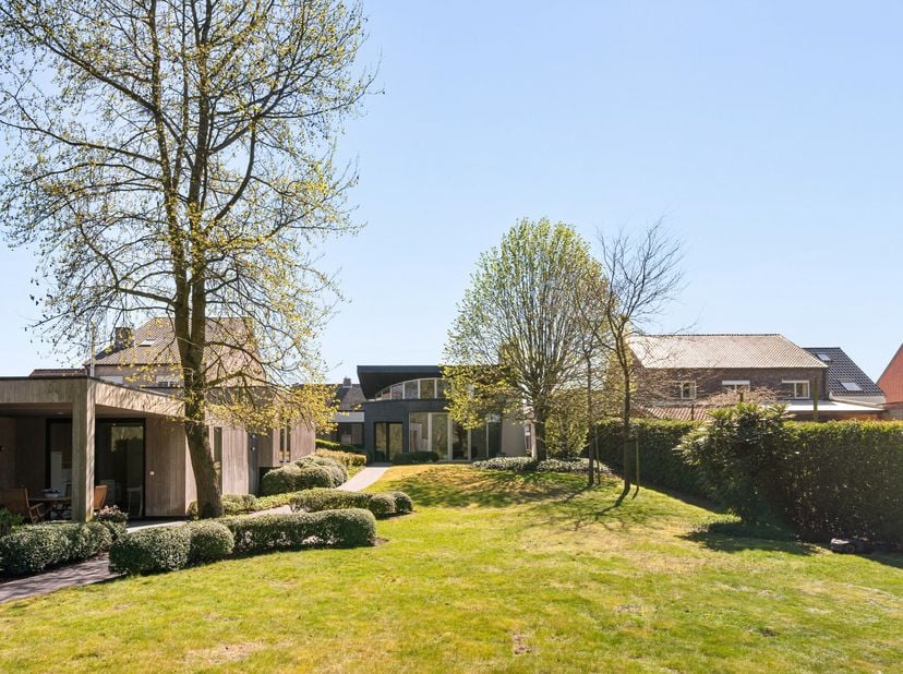 Deze bijzondere gelijkvloerse villa combineert hedendaags comfort met een prachtige natuurlijke omgeving. Deze eigendom wordt gekenmerkt door grote gl