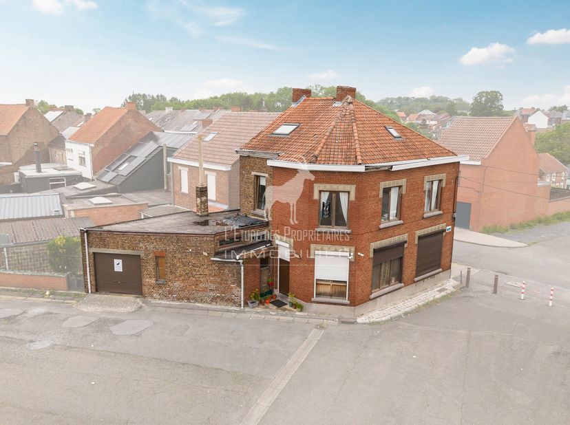 Referentie agentschap: V7130-032<br />
Virtuele tour: https://immo360.immo-facile.com/vtour/fr/s9q9r2/frame<br />
Ontdek dit prachtige commerciële hui
