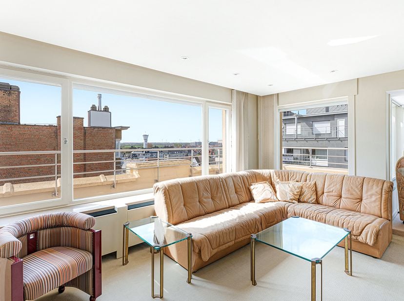 Dit ruime 1-slaapkamerappartement combineert een sterk renovatiepotentieel met licht, zon en een uitstekende ligging.<br />
<br />
Het appartement bes