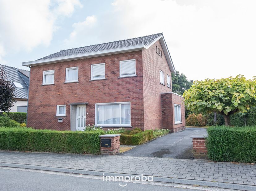 Een perfect onderhouden, statige gezinswoning op een goeie ligging!<br />
<br />
Een open bebouwing met inkom, ruime en lichtrijke living, keuken, wc,