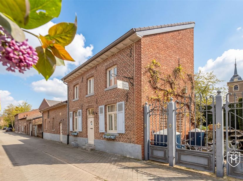 Wie houdt van een unieke woonomgeving op een historische locatie, met de juiste match van karaktervolle gebouwen en een modern leefcomfort, is hier op