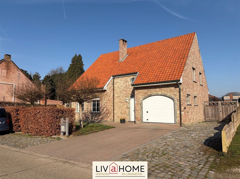 Rustig gelegen woning met ruime tuin in Hulshout<br />
<br />
Bij het betreden van de woning komt u in een lichtrijke en royale inkomhal, die toegan