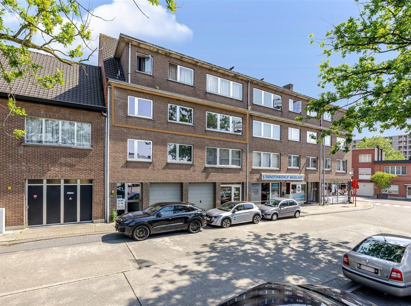 BEZOEKMOMENT op woensdag 8 juli tussen 16u00 en 17u00 (enkel op afspraak). <br />
Bent u op zoek naar een ruim appartement op een centrale ligging in