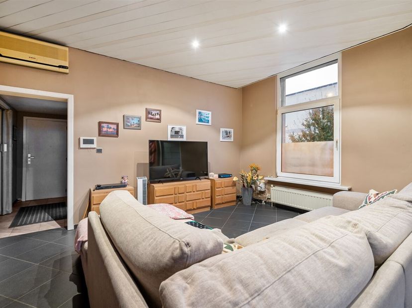 Ligging: Dit ruim appartement is centraal gelegen in het zonnige hartje Merksem nabij de Bredabaan. Verschillende scholen, winkels, horeca, sportvoorz