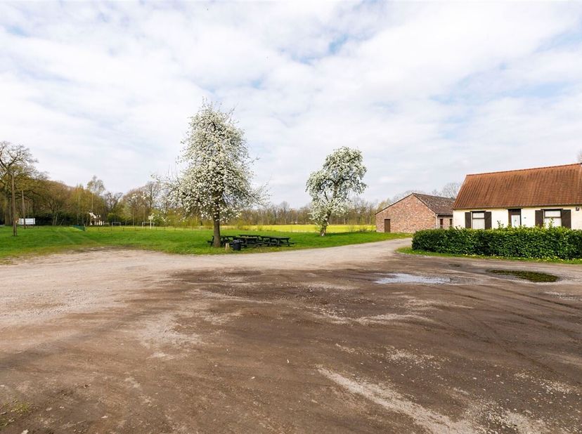 Woning op ruim perceel van 10.928m² met prachtig uitzicht <br />
Ligging: De woning is gelegen op 5 min van het centrum van Retie en op 10 min van het