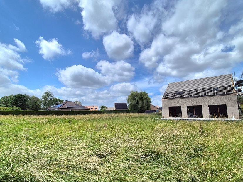 Bent u op zoek naar een ruime gezinswoning in een rustige en residentiële omgeving? Dan zal deze charmante ruwbouw villa in Moeskroen u zeker weten te