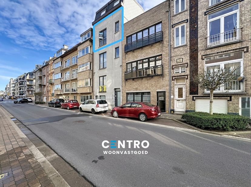 LICHTRIJK INSTAPKLAAR appartement op INTERESSANTE ligging te Blankenberge!<br />
<br />
INDELING:<br />
Derde verdieping:<br />
Inkomhal - RUIME licht