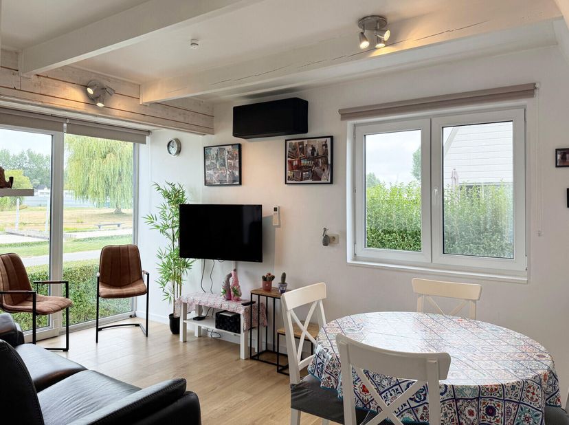 Prachtige chalet op 800M van de zee in het vakantiedomein Dunepark. Domein met openlucht zwembad, sportvelden, speelpleinen, vijver, etc. Grond in vol