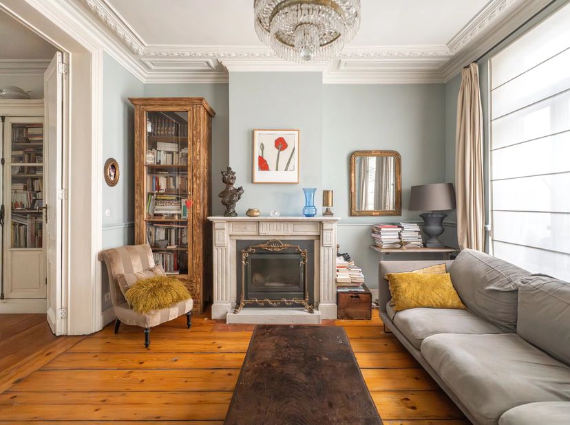 Victoire Junot stelt u, in de gegeerde Louizawijk, deze mooie woning van ± 300 m² volgens het EPC voor, grondig gerenoveerd in 2001, met een binnenpla