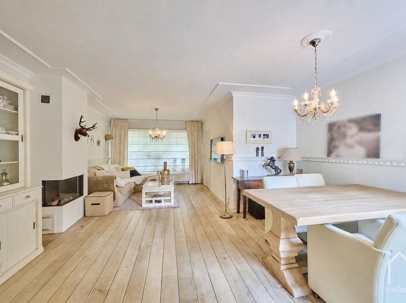 Deze karaktervolle woning uit de jaren '30 bevindt zich in een rustige straat, vlakbij het centrum van Hamont en op een boogscheut van de Nederlandse