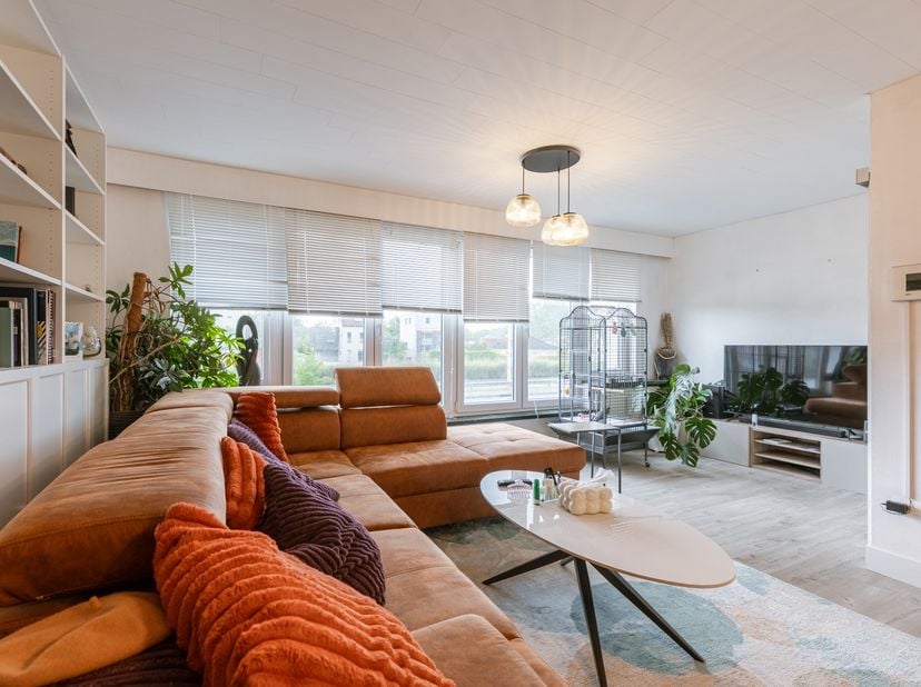 Aan de Brugsevaart bevindt zich deze ruime woning met een bewoonbare oppervlakte van maar liefst 150 m². Dankzij de combinatie van ruimte, comfort en