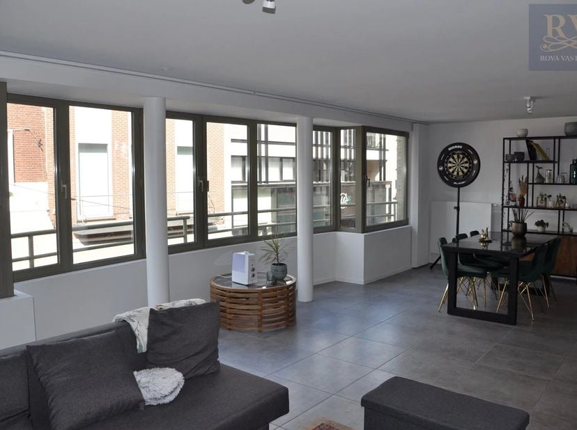 PRACHTIG EN RUIM APPARTEMENT MET 2 SLPK EN VEEL LICHTINVAL IN HET BRUISENDE CENTRUM VAN BILZEN<br />
Op zoek naar een instapklaar en lichtrijk apparte