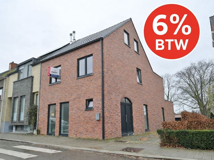 Op zoek naar een centraal gelegen woning waar rust, comfort en bereikbaarheid hand in hand gaan? Deze prachtige nieuwbouwwoning bevindt zich op een gu