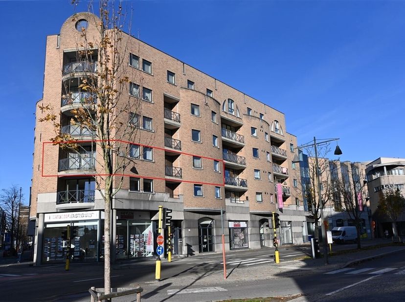 Le hall dentrée avec toilettes invités et vestiaire de cet appartement avec une surface habitable de ± 160 m² mène à une salle de séjour spacieuse ave