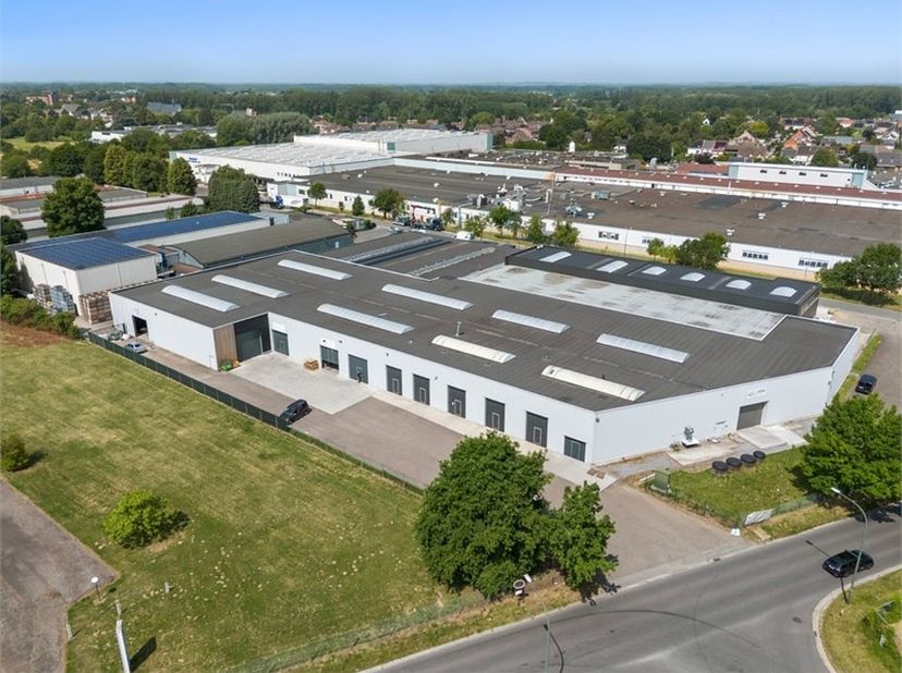 Op de Meiveldlaan 4605 vinden we deze zeer ruime opslag- of productieruimte die kan worden gecombineerd met een werkplaats. Het bedrijvenpark combinee