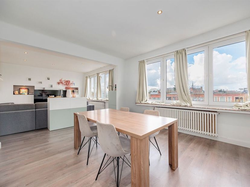 Près de la Grotesteenweg, à la Ringlaan 36 à Berchem, nous trouvons ce très bel et lumineux appartement prêt à l'emploi au 3ème étage à vendre. Grâce