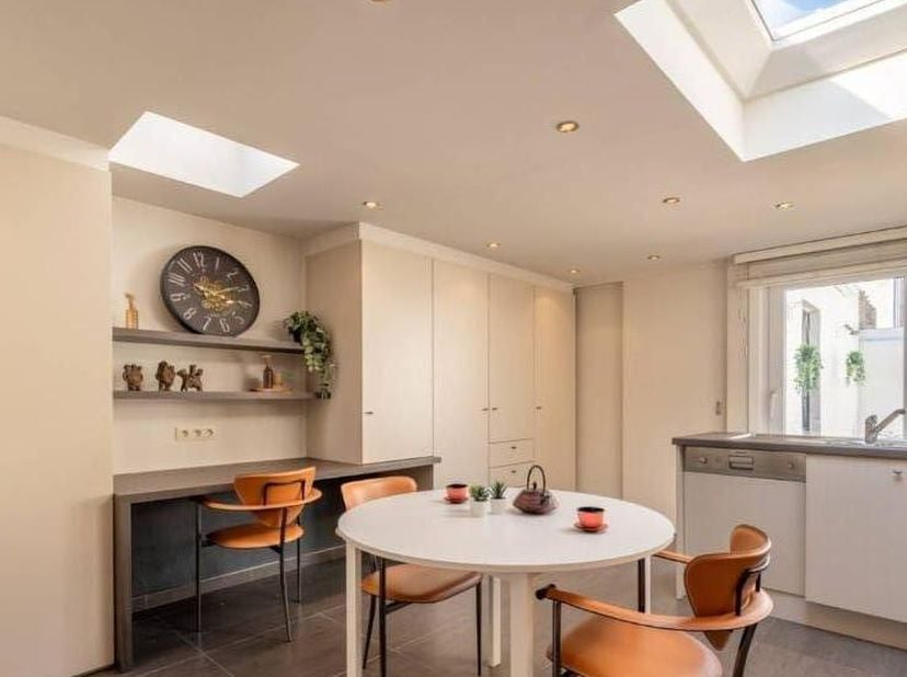 Een klein pittoresk huisje in het oude Knokke, ideaal gelegen tussen het station en sportpark. <br />
- GV : inkom, living met open keuken voorzien va