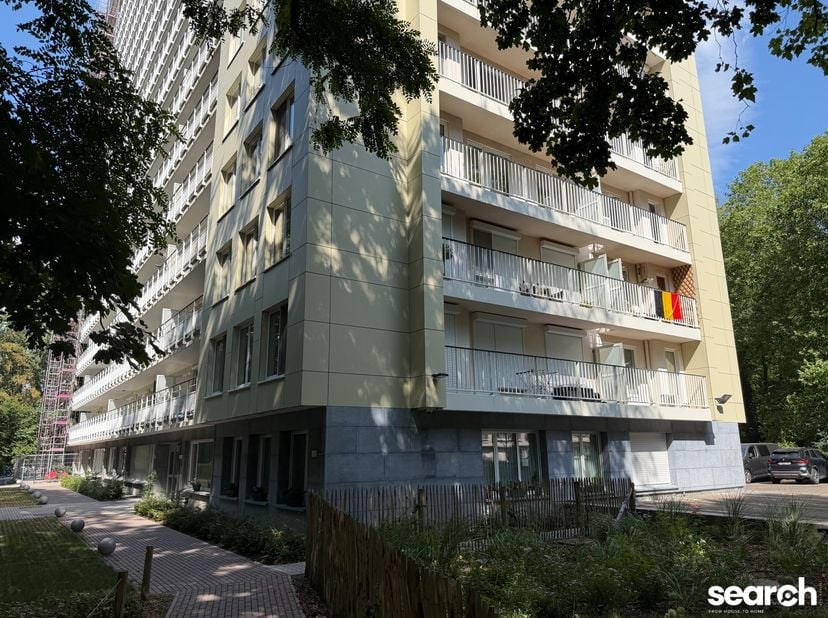 Dit instapklaar appartement is gelegen op de eerste verdieping van een goed onderhouden gebouw op De Roest d’Alkemadelaan. Winkels, restaurants, openb