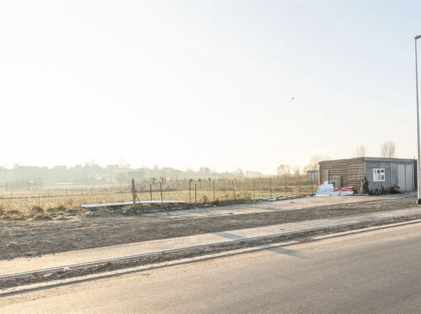 Deze bouwgrond is goedgelegen, genietend van een prachtig open zicht, en biedt veel potentieel. <br />
Mogelijkheid tot het bouwen van een loods + woo