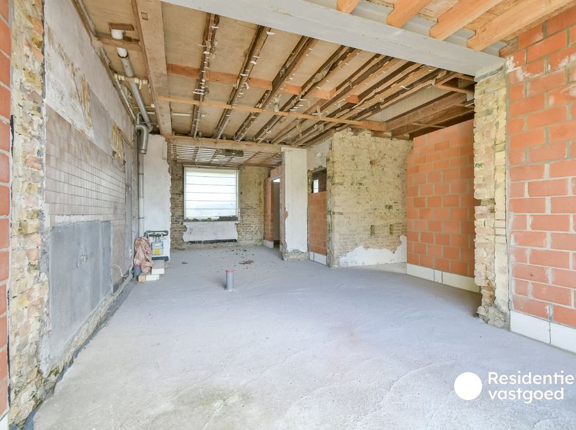 Welkom in deze woning gelegen in de Amersveldestraat 193 te Kortemark, een opportuniteit voor wie op zoek is naar een project dat volledig naar eigen