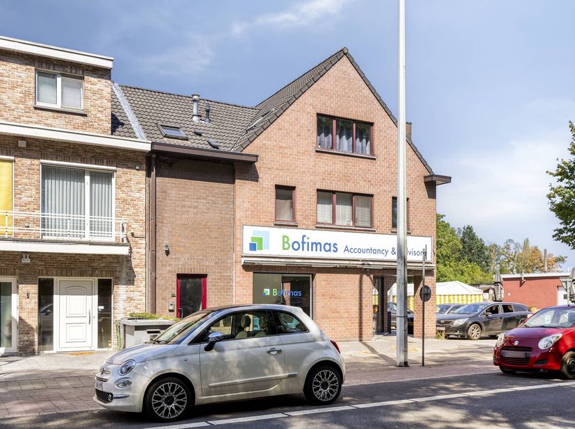 De indeling:<br />
- Ruime leefruimte ingedeeld in een eet- en zithoek.<br />
- Halfopen keuken voorzien van een dubbele spoelbak, koelkast, vaatwasse