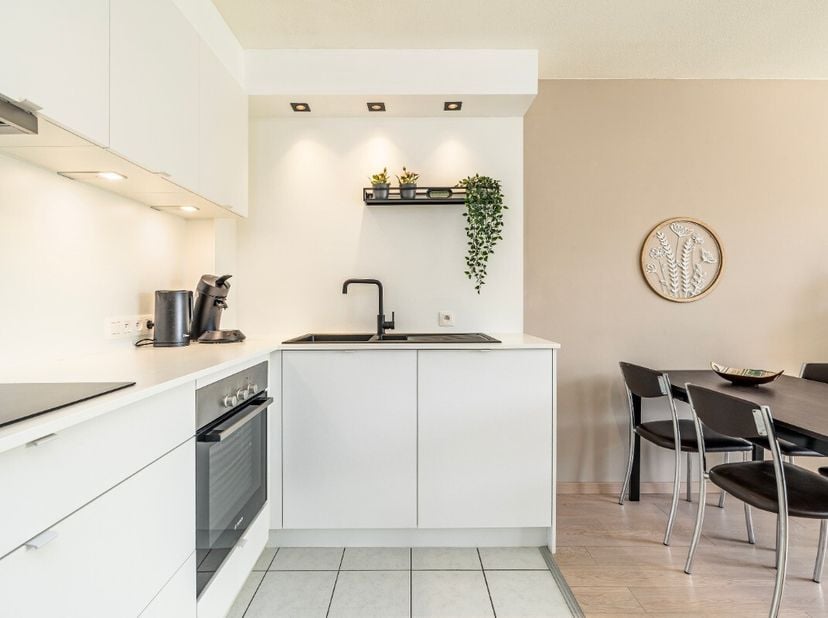 Gezellig appartement in Mariakerke Oostende, op wandelafstand van het strand en nabij het Ensorkerkje. Dit appartement in de Duinenstraat combineert e
