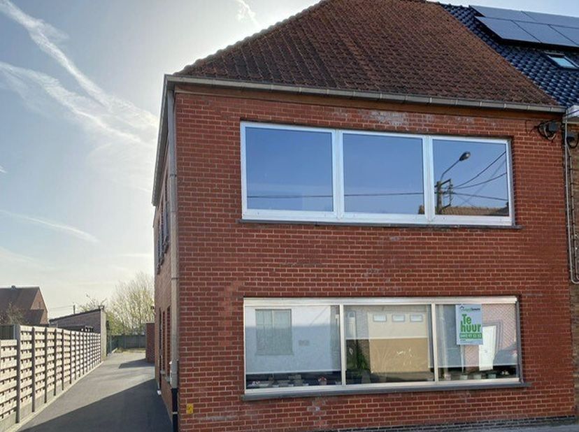 Volledig vernieuwd gelijkvloers appartement, bestaande uit: inkomhal - grote living - keuken met inbouwtoestellen (frigo en vaatwas) - berging/wasplaa