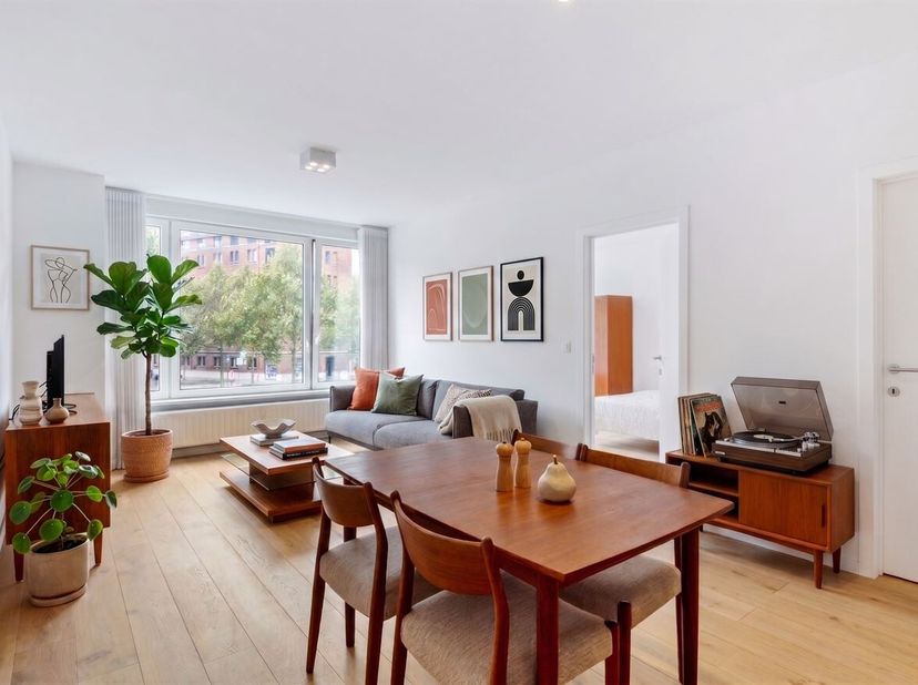 Recent gerenoveerd Appartement (84m²) voorzien van 2 slaapkamers en terras gelegen op een steenworp van de Grote Markt in Antwerpen<br />
Omschrijving