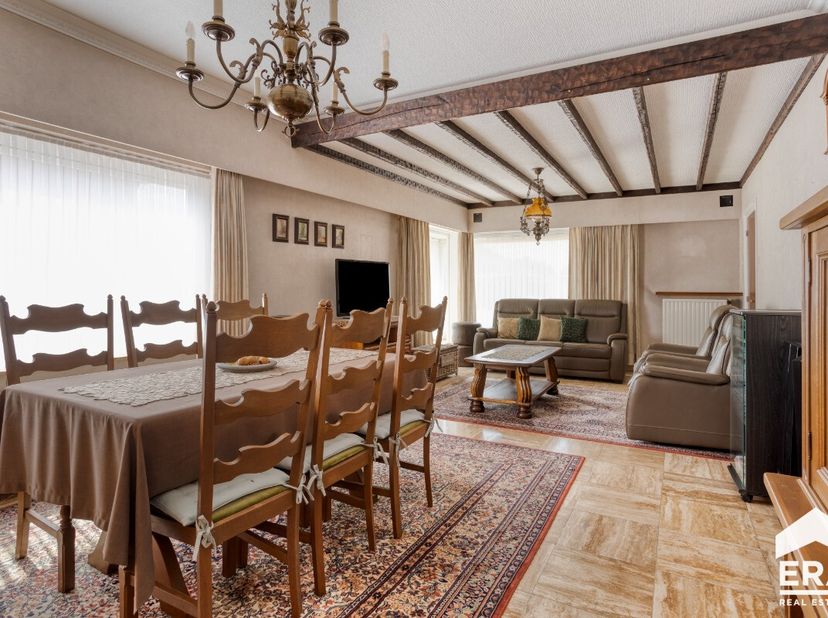 Deze vrijstaande, instapklare woning biedt alles wat je zoekt. Het is een ruime woning met tal van multifunctionele ruimtes. Zo kan de aparte eetkamer