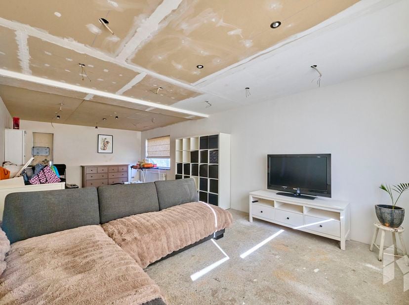 Deels te renoveren woning (165 m²) met 4 slaapkamers op een ruim perceel van 1637 m².<br />
INDELING:<br />
Gelijkvloers: inkomhal, woonkamer, keuken,