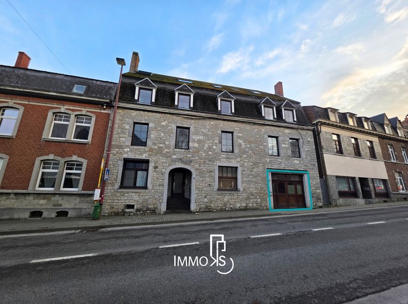 Appartement situé au rez-de-chaussée d'une petite résidence située en plein coeur de BEAURAING.<br />
Composition : Salle de séjour (26m2) avec coin c