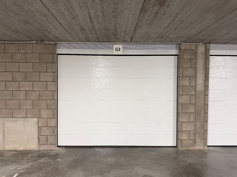 In de ondergrondse kelderverdieping van residentie Beuk te Sint-Michiels, bevinden zich deze afgesloten garageboxen.<br />
<br />
De garages omvatten
