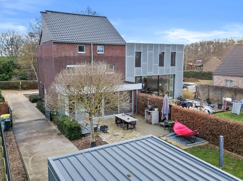 Soms kom je een woning tegen waar alles gewoon klopt. Geen grote verbouwingen, geen stress over energiefacturen, maar wel alle ruimte om je eigen stem